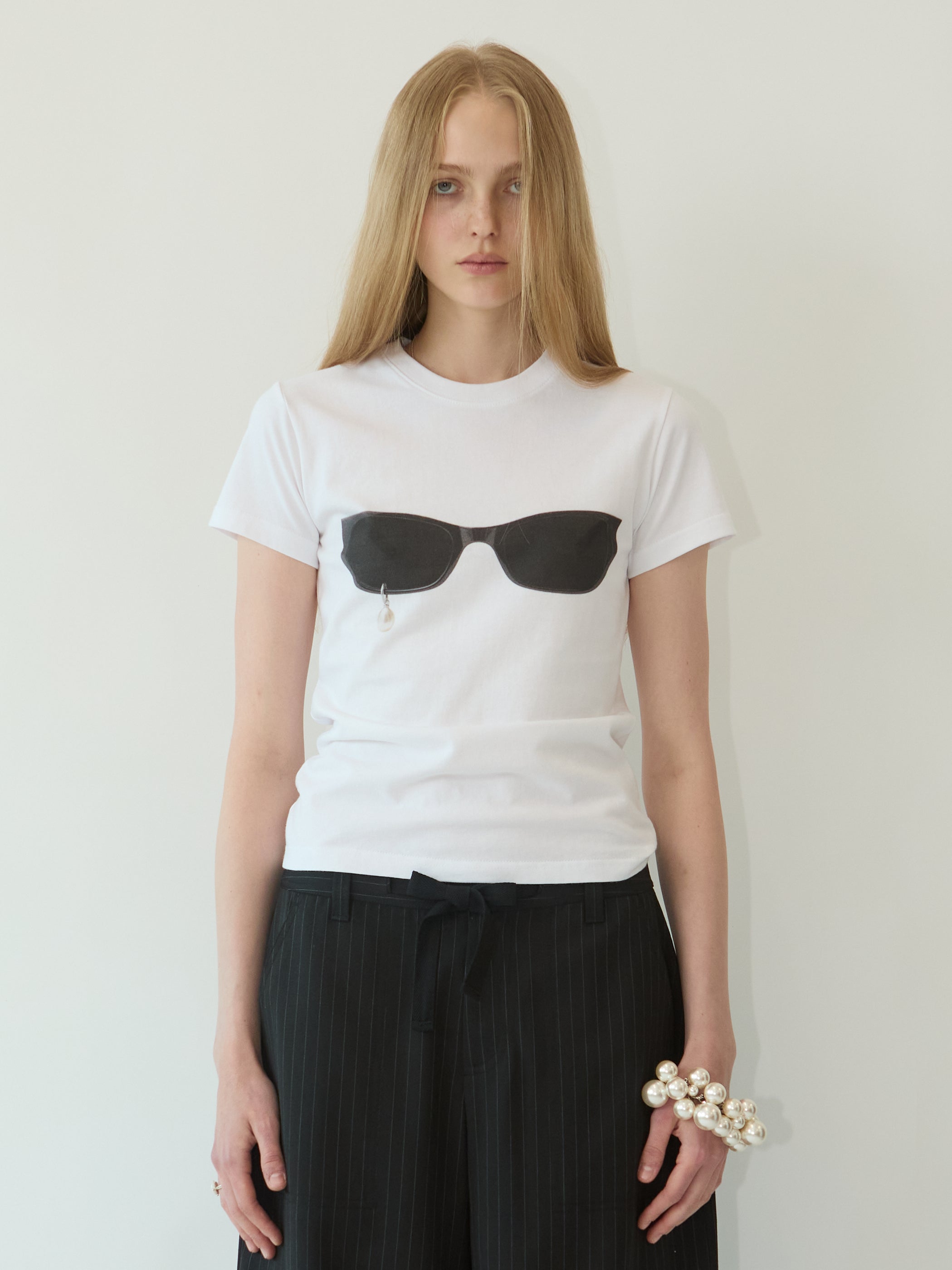 KIMHEKIMキムへキム❤️パールティアーPEARL TEARサングラスTシャツ KIMHEKIM | PEARL TEAR SUNGLASSES SLIM FIT T-SHIRT (WHITE)
