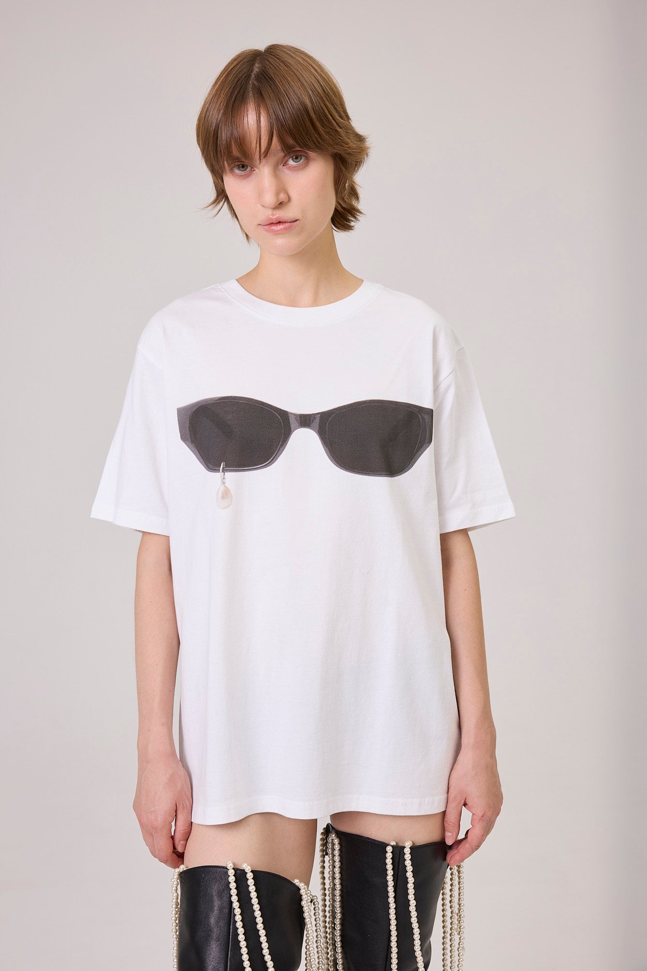KIMHEKIM | PEARL TEAR SUNGLASSES REGULAR FIT T-SHIRT (WHITE)